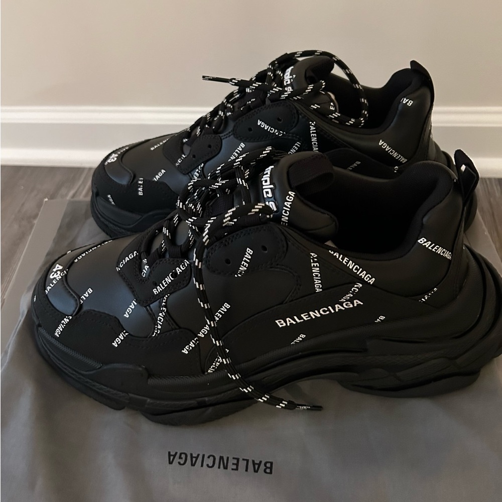 🖤Timeless Balenciaga Men's Triple S Sneaker Size 43/10🖤